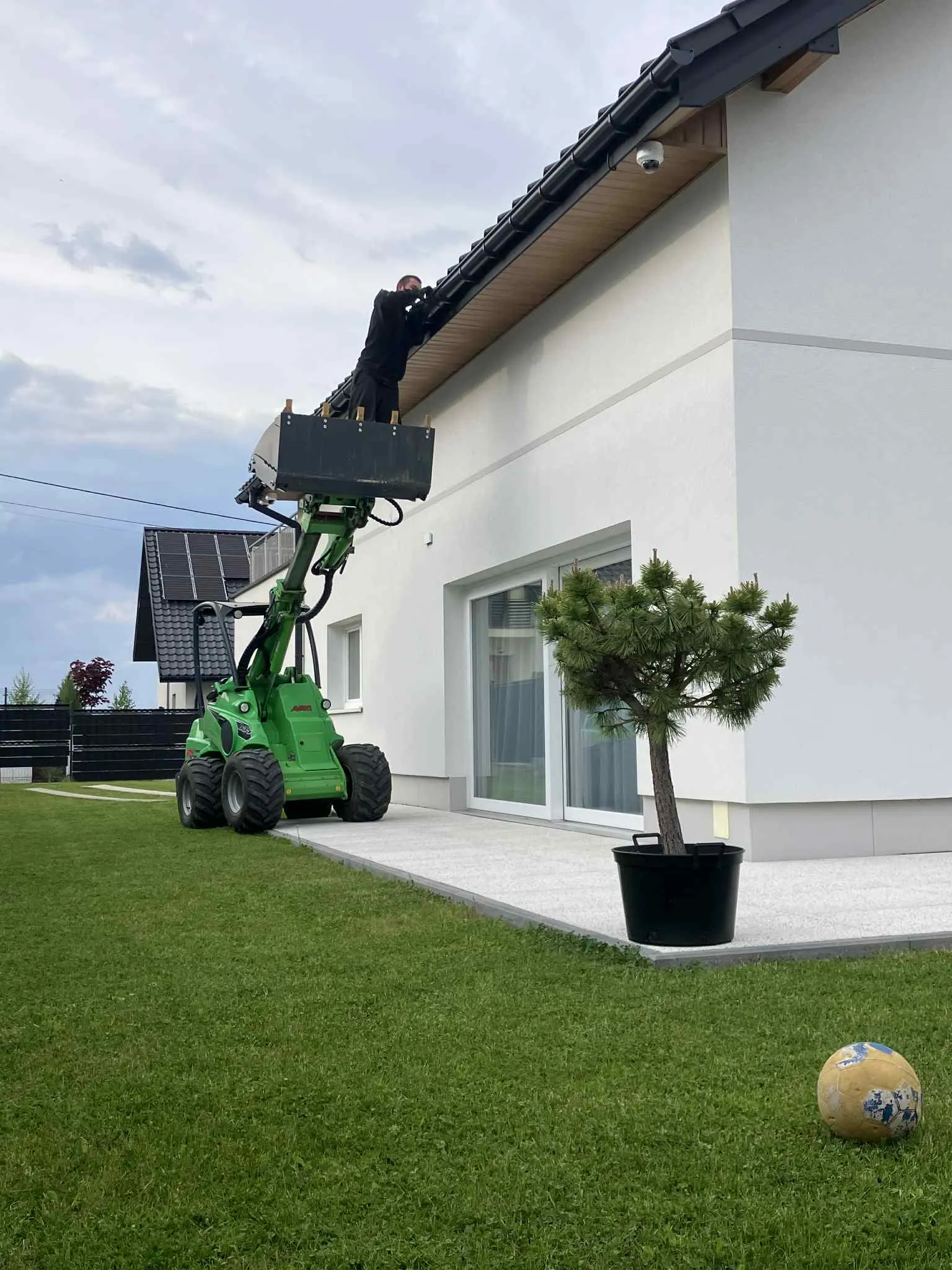 prace porządkowe w ogrodzie